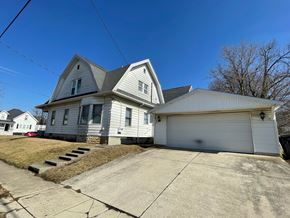 Lima house for rent - A two-story house with a garage and a driveway.