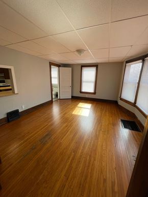 Lima house for rent - A room with wooden floors and a window.