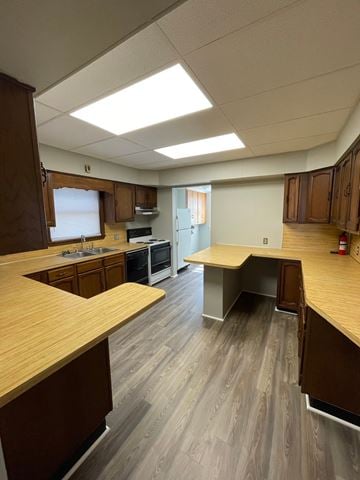Lima house for rent - A kitchen with wooden cabinets and a counter.