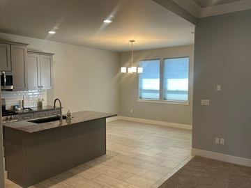 Pasco house for rent - A kitchen with a large island and a window.