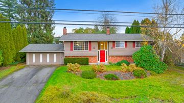 Snohomish house for rent - A house with a red door and a grey roof.
