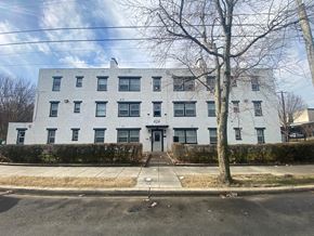 Washington apartment for rent - A white building with the number 424 on it.