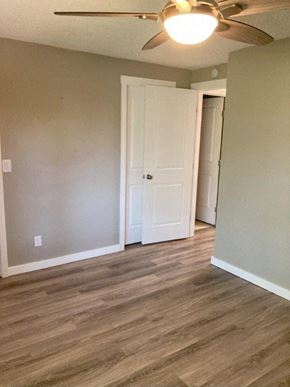 Richland house for rent - A room with a ceiling fan and a white door.