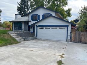 Richland house for rent - A two-story house with a garage.