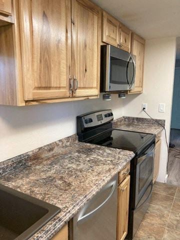 Richland house for rent - A kitchen with granite countertops and wooden cabinets.