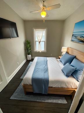 Cambridge apartment for rent - A bedroom with a bed, a ceiling fan, and a window.