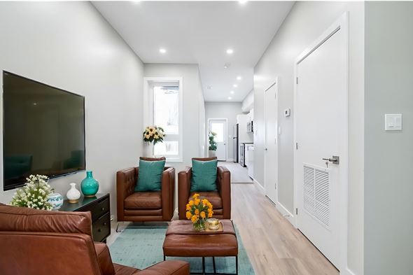 Hamilton apartment for rent - A living room with brown leather chairs and a flat screen TV.