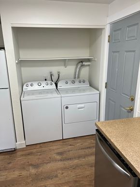 Benton City apartment for rent - A laundry room with a washer and dryer.