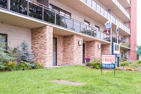 Hamilton apartment for rent - A building with a sign that says "Apartments Rent".
