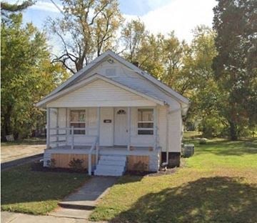 Lima house for rent - A small white house with a porch and a front door.