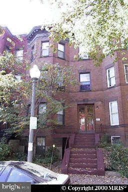 Washington apartment for rent - A red brick building with a tree in front of it.