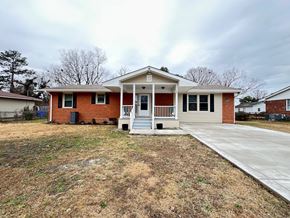 Fayettevillle house for rent - A small house with a front porch and a driveway.