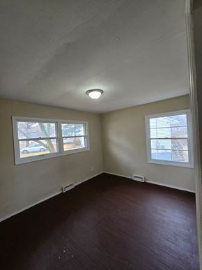 Saint Louis house for rent - A room with a window and a ceiling light.