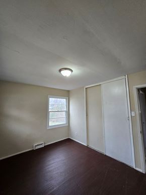 Saint Louis house for rent - A room with a window and a door.