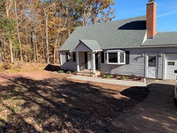 Middletown house for rent - A house with a grey roof and a white garage door.