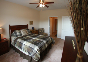 Newport apartment for rent - a bedroom with a bed and a ceiling fan