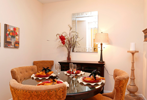 Newport apartment for rent - a dining room with a table and chairs and a mirror