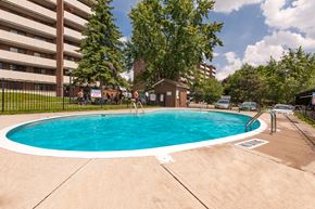 Guelph apartment for rent - A small pool with a concrete floor and a concrete sidewalk.