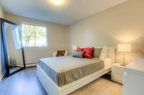 London apartment for rent - A bedroom with a large bed and a window.