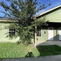 El Campo apartment for rent - A green house with a tree in front.