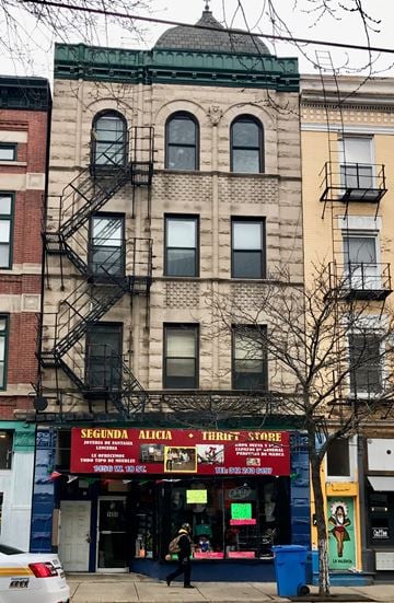 Chicago apartment for rent - A building with a sign that says Segunda Alicia.