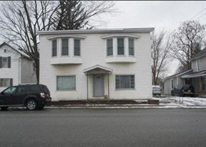 Lima apartment for rent - A white house with a black car parked in front.