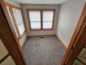 Lima apartment for rent - A room with a carpeted floor and a window with blinds.