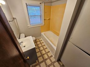 Lima apartment for rent - A bathroom with a sink, toilet, and bathtub.