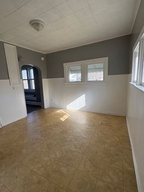 Lima house for rent - A room with a tiled floor and a window.