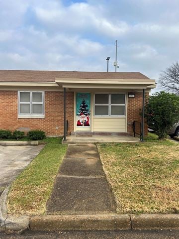 Yazoo City apartment for rent - A house with a Christmas tree on the front door.