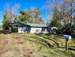 Jacksonville house for rent - A green house with a mailbox in front of it.