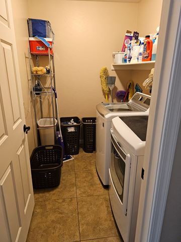 Glendale house for rent - A kitchen with a white oven and a white fridge with a white door.