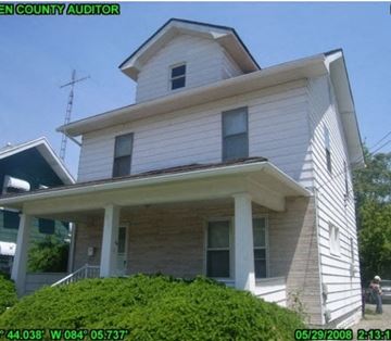Lima house for rent - A white house with a black roof and a chimney.