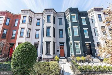 Washington apartment for rent - A row of townhouses with different colored front doors.
