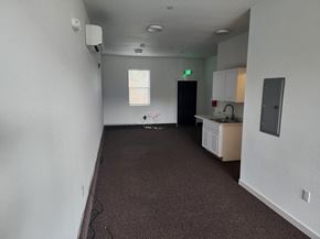 Monmouth apartment for rent - A room with a carpeted floor and a window with blinds.