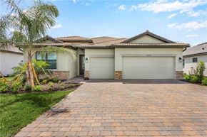 Estero house for rent - A house with a driveway in front of it.