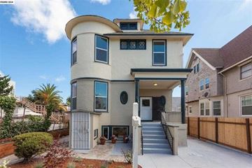 Oakland apartment for rent - A modern house with a curved corner and a white door.