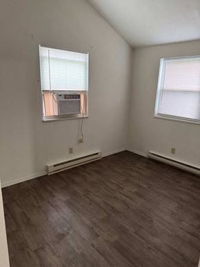 Lima house for rent - A room with a window and a wall-mounted air conditioner.