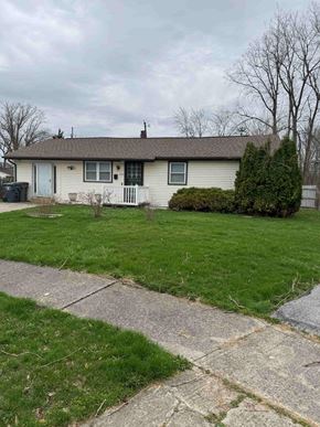Lima house for rent - A house with a white door and a grey roof.