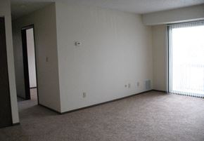 Monroe apartment for rent - A room with a carpeted floor and a window with blinds.
