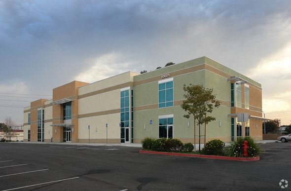 Long Beach apartment for rent - A large building with a parking lot in front of it.