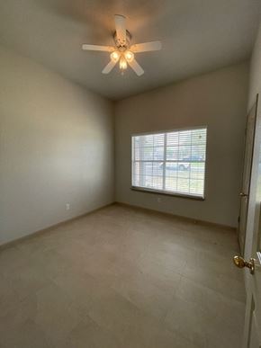 Temple house for rent - A room with a ceiling fan and a window with blinds.