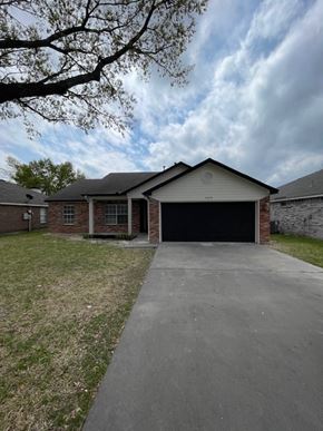 Temple house for rent - A detached house with a garage and a driveway.