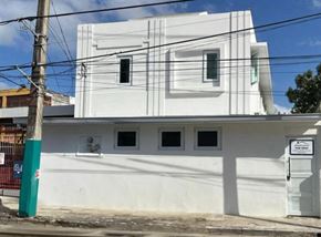 San Juan apartment for rent - A white building with a sign that says "FOR RENT" is shown.