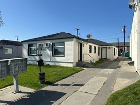 Pasco apartment for rent - A row of mobile homes with a mailbox in front.