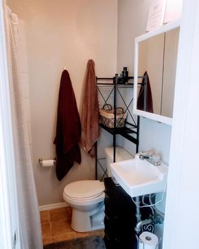 Oakland apartment for rent - A bathroom with a toilet, sink, and towels.
