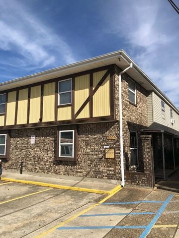 Metairie apartment for rent - A building with a yellow and brown striped awning.