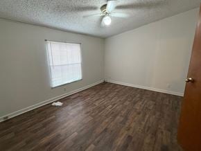 Fort Mccoy house for rent - A room with a ceiling fan and a window with blinds.