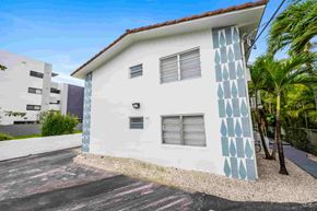 Miami apartment for rent - A white house with a blue pattern on the side.