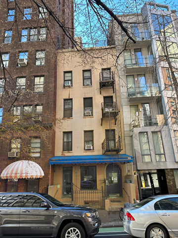 New York apartment for rent - A building with a red and white striped umbrella in front of it.